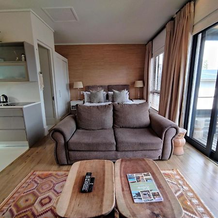 210 Gallery Luxury Studio Apartment Knysna Esterno foto