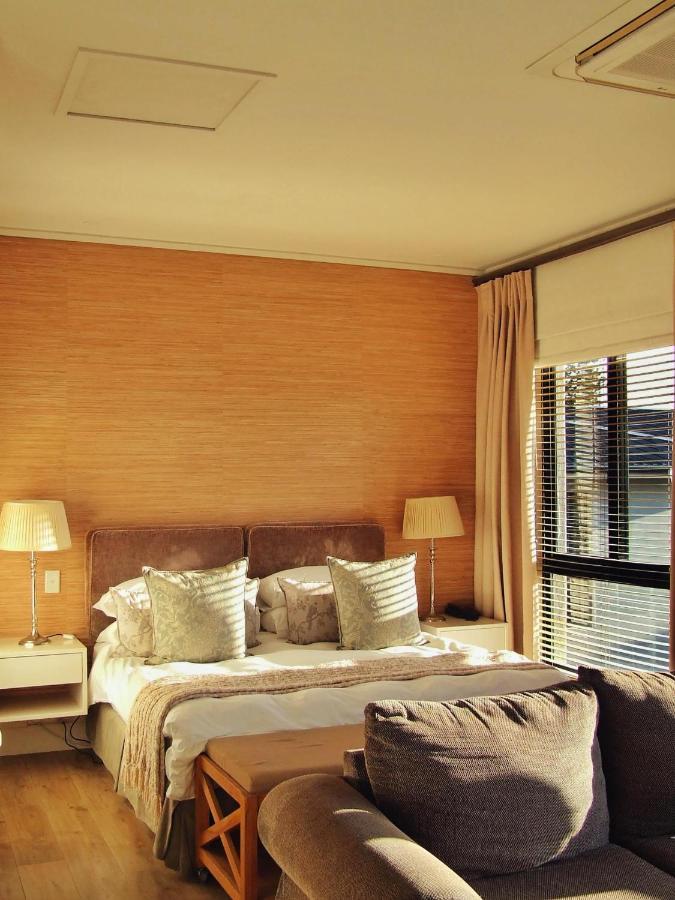 210 Gallery Luxury Studio Apartment Knysna Esterno foto
